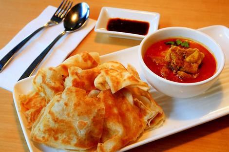 Bánh Roti Canai, được làm từ bột mì trộn với bơ, trứng gà, được cán mỏng, nướng vàng thơm hai mặt và ăn nóng.