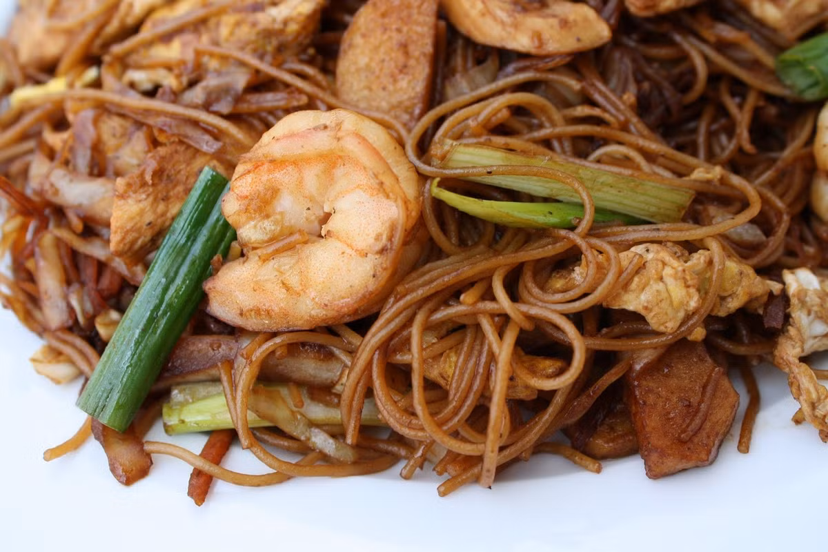 Bee hoon: Món này được làm từ bún ăn kèm với nước sốt đen.