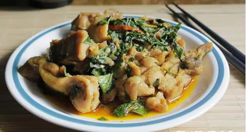 Món gà rang lá lốt.