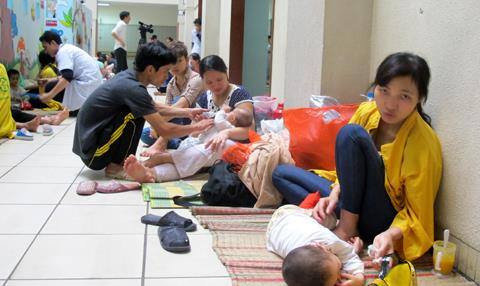 Bệnh nhi nằm la liệt ở hành lang bệnh viện vì quá tải.