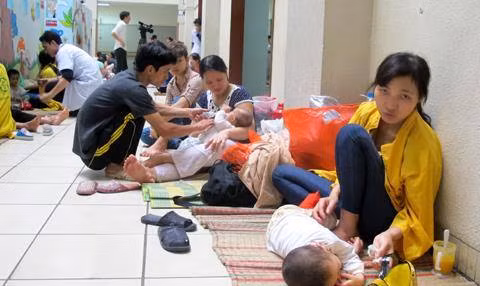 Bệnh nhi nằm la liệt ở hành lang bệnh viện vì quá tải.