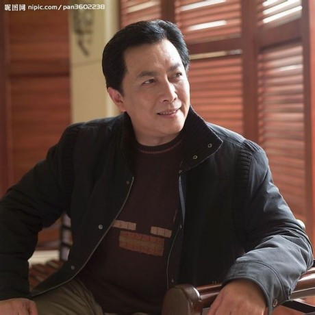  Năm chuẩn bị khởi quay "Tam Quốc" cũng là năm sự nghiệp của Đường Quốc Cường đang ở bờ vực thẳm. Ban đầu, đoàn làm phim đến tìm và muốn ông vào vai Chu Du - đối thủ của Gia Cát Lượng, đô đốc quân Ngô. Tuy nhiên, hóa trang kiểu gì cũng không thấy giống Chu Du. Thế là, nhà sản xuất quyết định để ông đóng Gia Cát Lương.