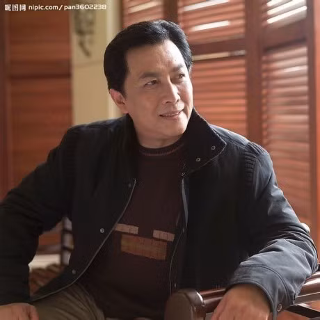  Năm chuẩn bị khởi quay "Tam Quốc" cũng là năm sự nghiệp của Đường Quốc Cường đang ở bờ vực thẳm. Ban đầu, đoàn làm phim đến tìm và muốn ông vào vai Chu Du - đối thủ của Gia Cát Lượng, đô đốc quân Ngô. Tuy nhiên, hóa trang kiểu gì cũng không thấy giống Chu Du. Thế là, nhà sản xuất quyết định để ông đóng Gia Cát Lương.