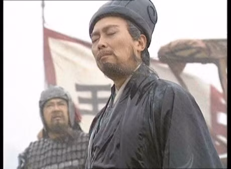 Ông nghỉ tại một nhà trọ xuề xòa trong một trấn nhỏ cách trường quay rất xa. Khi Tết đến, đạo diễn Vương Phú Lâm đến thăm cách diễn viên, đường không thuận lợi, bị ngập bùn sình, quần áo bẩn hết, chỉ còn lại vài cọng rau. Nhưng đêm hôm đó, mọi người cùng nhau quây quầy thắp nến, vất vả nhưng rất vui.