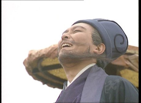 Đạo diễn, Đường Quốc Cường cùng hơn 120 diễn viên khác đóng vai đồng tử phải đứng im tại vị trí của mình rất lâu, đến mức suýt đóng băng. Đặc biệt, Đường Quốc Cường khi đó phải chân trần đóng phim, cái lạnh thấu buốt xương. Đóng cảnh "Mượn gió đông" xong, hai chân Đường Quốc Cường đông cứng, vừa sưng vừa đỏ.