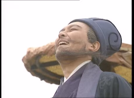 Đạo diễn, Đường Quốc Cường cùng hơn 120 diễn viên khác đóng vai đồng tử phải đứng im tại vị trí của mình rất lâu, đến mức suýt đóng băng. Đặc biệt, Đường Quốc Cường khi đó phải chân trần đóng phim, cái lạnh thấu buốt xương. Đóng cảnh "Mượn gió đông" xong, hai chân Đường Quốc Cường đông cứng, vừa sưng vừa đỏ.