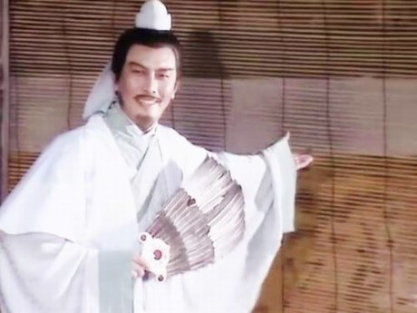 Chính vì thế, Đường Quốc Cường đóng phim trong sự phản đối của đám đông, áp lực lớn vô cùng. Bên cạnh đó, "thời gian biểu" của Gia Cát Lượng lại kín mít: 4 giờ sáng dậy hóa trang, 7 rưỡi sáng quay phân đoạn "Rời Bạch Đế Thành", xong lại quay tiếp "Ngọa Long phúng hiếu" đến "Khẩu chiến nho sĩ"... Đợi công việc hoàn tất đã bước sang 0 giờ hôm sau.