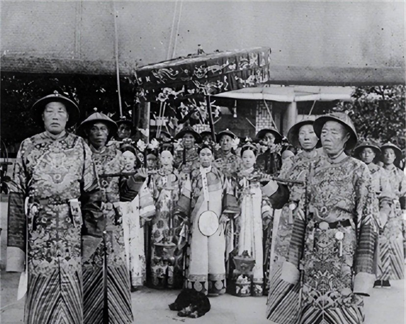 Loi sinh hoat khac nguoi cua Tu Hi khien nguoi hau 'so xanh mat'-Hinh-2