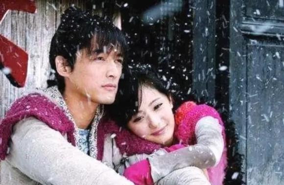 18 năm trước, vào năm 2006, Lưu Diệc Phi và Huỳnh Hiểu Minh đóng vai chính trong "Thần điêu đại hiệp". Lưu Diệc Phi cũng trở nên nổi tiếng nhờ vai diễn này. Nhưng Dương Mịch trong đó chỉ đóng vai rất nhỏ, không có vai trò gì nhiều. Khi đó, Dương Mịch đã che ô cho Lưu Diệc Phi khi ở hậu trường phim. Ai có thể ngờ rằng hôm nay, 18 năm sau, địa vị của Dương Mịch trong làng giải trí đã có những thay đổi chấn động.