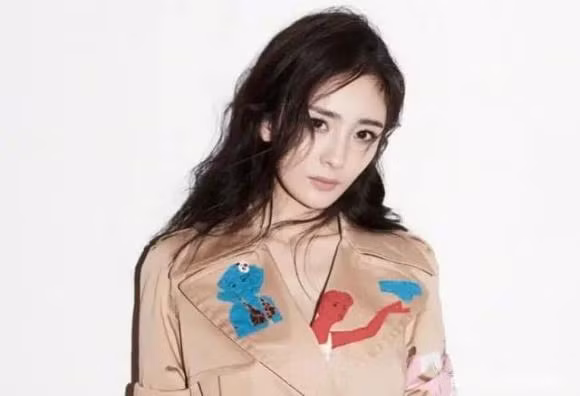 Khi Dương Mịch 24 tuổi đã đạt đến vị trí ngang hàng với Lưu Diệc Phi lúc 19 tuổi. Kể từ đó, sự phát triển của Dương Mịch không ngừng tăng và cô ngày càng tiến về phía trước dù có rất nhiều tranh cãi, bê bối. Con đường đến với sự nổi tiếng của Dương Mịch cũng khiến cô ấy trở thành chủ đề bàn tán. Là ngôi sao nữ mạnh cá tính, cô ấy có một trái tim mạnh mẽ và không quan tâm đến những gì người khác nói.