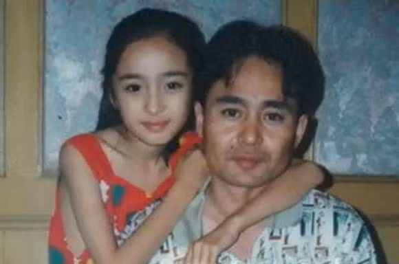 Lớn lên, Dương Mịch bắt đầu đóng vai phụ trong một thời gian dài. Cô tham gia nhiều đoàn phim gần như quanh năm, nhưng cũng chỉ dược giao đóng vai phụ trong các bộ phim truyền hình lớn mà không gây được tiếng vang nào.