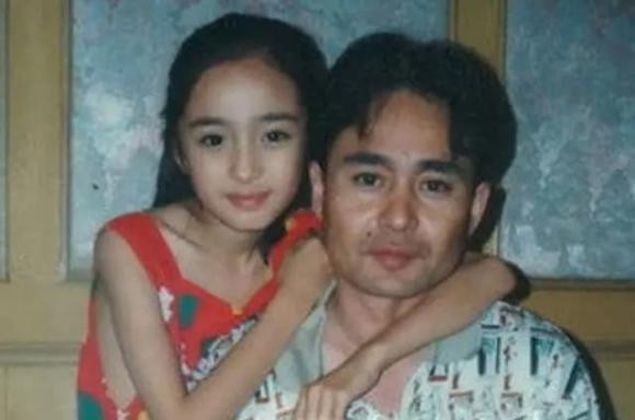 Lớn lên, Dương Mịch bắt đầu đóng vai phụ trong một thời gian dài. Cô tham gia nhiều đoàn phim gần như quanh năm, nhưng cũng chỉ dược giao đóng vai phụ trong các bộ phim truyền hình lớn mà không gây được tiếng vang nào.