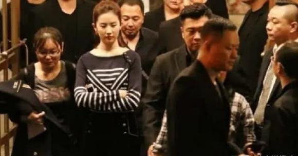 Trong khi Dương Mịch đang phát triển thần tốc thì sự nghiệp của Lưu Diệc Phi bắt đầu chững lại. Sau khi nổi tiếng qua phim truyền hình, Lưu Diệc Phi bắt đầu bước chân vào màn ảnh rộng nhưng khả năng diễn xuất của cô lại bị chê bai và chưa có một kiệt tác nào xuất hiện.