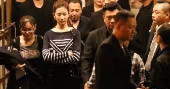 Trong khi Dương Mịch đang phát triển thần tốc thì sự nghiệp của Lưu Diệc Phi bắt đầu chững lại. Sau khi nổi tiếng qua phim truyền hình, Lưu Diệc Phi bắt đầu bước chân vào màn ảnh rộng nhưng khả năng diễn xuất của cô lại bị chê bai và chưa có một kiệt tác nào xuất hiện.