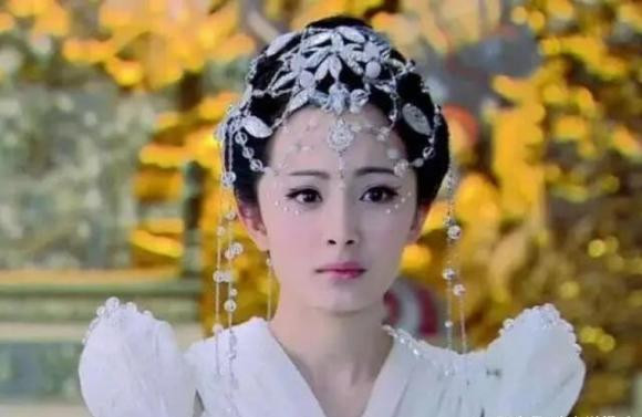 Cho đến khi Dương Mịch đóng vai chính trong "Tiên kiếm kỳ hiệp 3", sự nổi tiếng của bộ phim truyền hình này đã giúp cô được sự chú ý nhất định. Đồng thời cô trở thành một trong bốn nữ diễn viên được yêu thích. Lúc này độ nổi tiếng của Dương Mịch vẫn kém xa Lưu Diệc Phi, tài nguyên của cô cũng lên xuống thất thường.