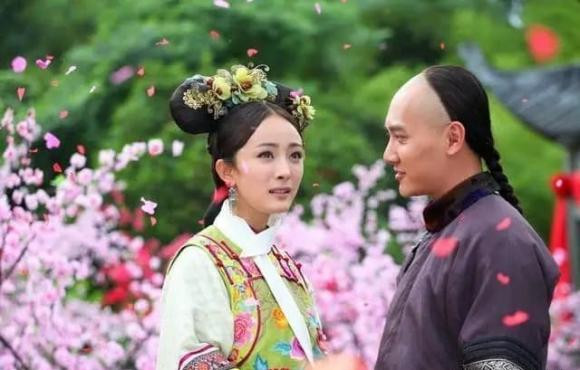 Phải đến năm 2011, Dương Mịch mới đạt đến đỉnh cao sự nghiệp. Bộ phim cổ trang "Cung toả tâm ngọc" khiến cô nổi tiếng chỉ sau một đêm và thành công trở thành diễn viên hạng nhất. Năm đó, Dương Mịch mới 24 tuổi .