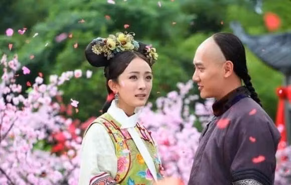 Phải đến năm 2011, Dương Mịch mới đạt đến đỉnh cao sự nghiệp. Bộ phim cổ trang "Cung toả tâm ngọc" khiến cô nổi tiếng chỉ sau một đêm và thành công trở thành diễn viên hạng nhất. Năm đó, Dương Mịch mới 24 tuổi .