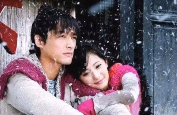 18 năm trước, vào năm 2006, Lưu Diệc Phi và Huỳnh Hiểu Minh đóng vai chính trong "Thần điêu đại hiệp". Lưu Diệc Phi cũng trở nên nổi tiếng nhờ vai diễn này. Nhưng Dương Mịch trong đó chỉ đóng vai rất nhỏ, không có vai trò gì nhiều. Khi đó, Dương Mịch đã che ô cho Lưu Diệc Phi khi ở hậu trường phim. Ai có thể ngờ rằng hôm nay, 18 năm sau, địa vị của Dương Mịch trong làng giải trí đã có những thay đổi chấn động.