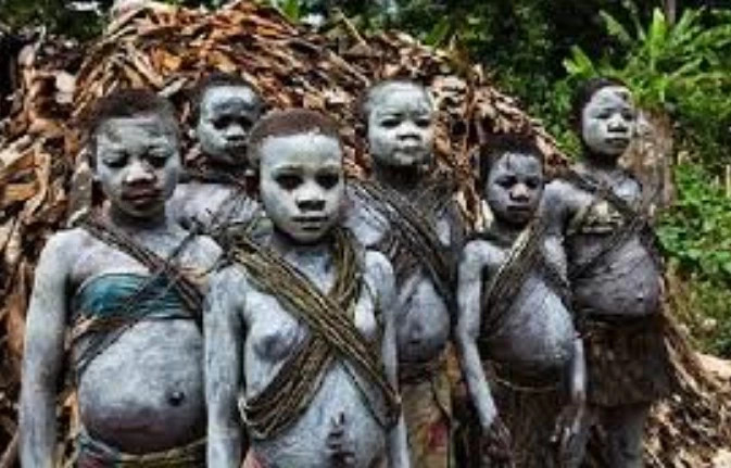 Kinh ngạc bộ tộc lùn nhất thế giới, kết hôn rất sớm, sống chân thành - Hình 2 Kinh ngac bo toc lun nhat the gioi, ket hon rat som, song chan thanh-Hinh-2