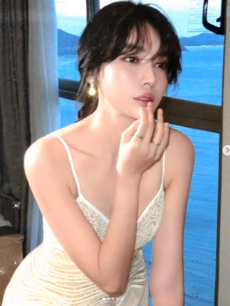 Cao Thai Ha mac vay 'luoi danh ca', khoe lan da trang cuon hut-Hinh-5