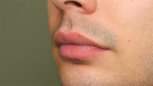  Môi dày vừa phải: Đàn ông có đôi môi dày vừa phải, đường viền môi rõ ràng, sắc môi sáng thường là người thích sống tự do tự tại. Người này không có nhiều tham vọng và luôn giữ bản lĩnh vững vàng.