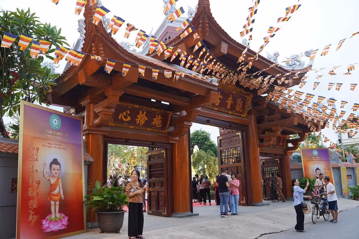 Ha Noi: Hang nghin Phat tu ve chua Quan Am tham du Dai le Phat Dan PL.2568-Hinh-3