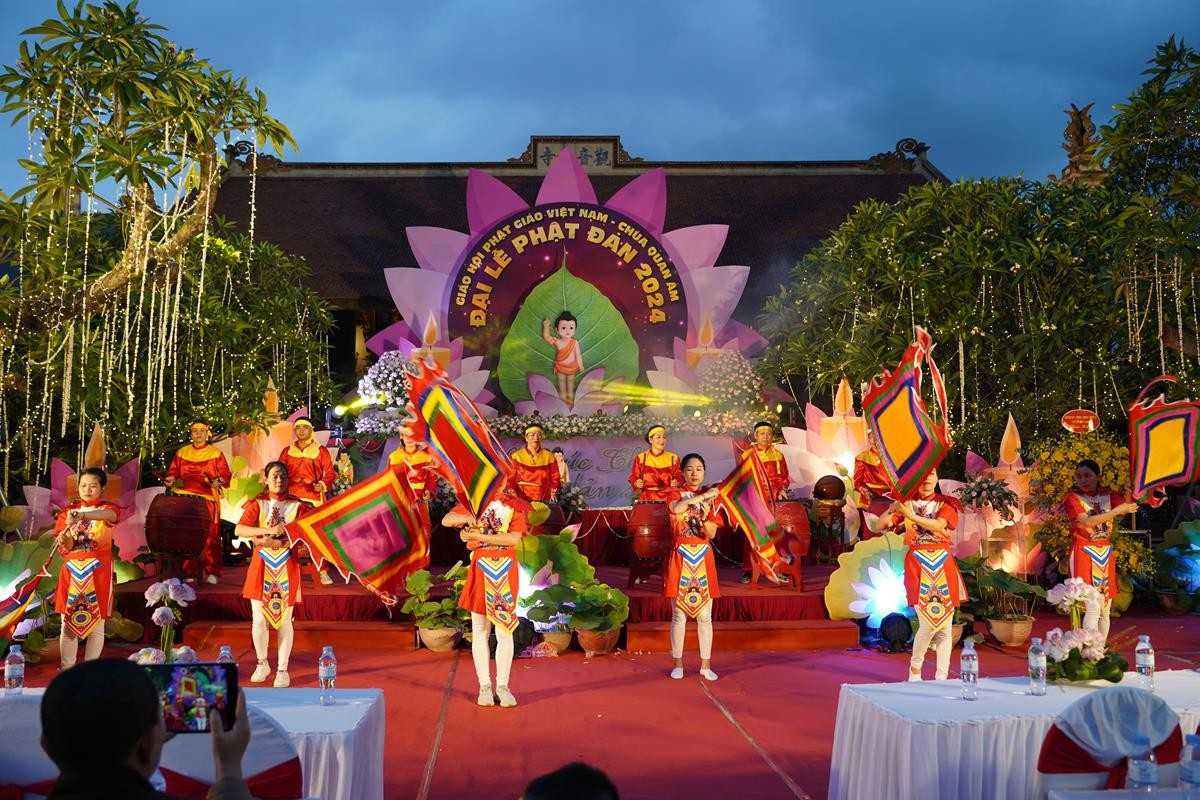 Ha Noi: Hang nghin Phat tu ve chua Quan Am tham du Dai le Phat Dan PL.2568-Hinh-11