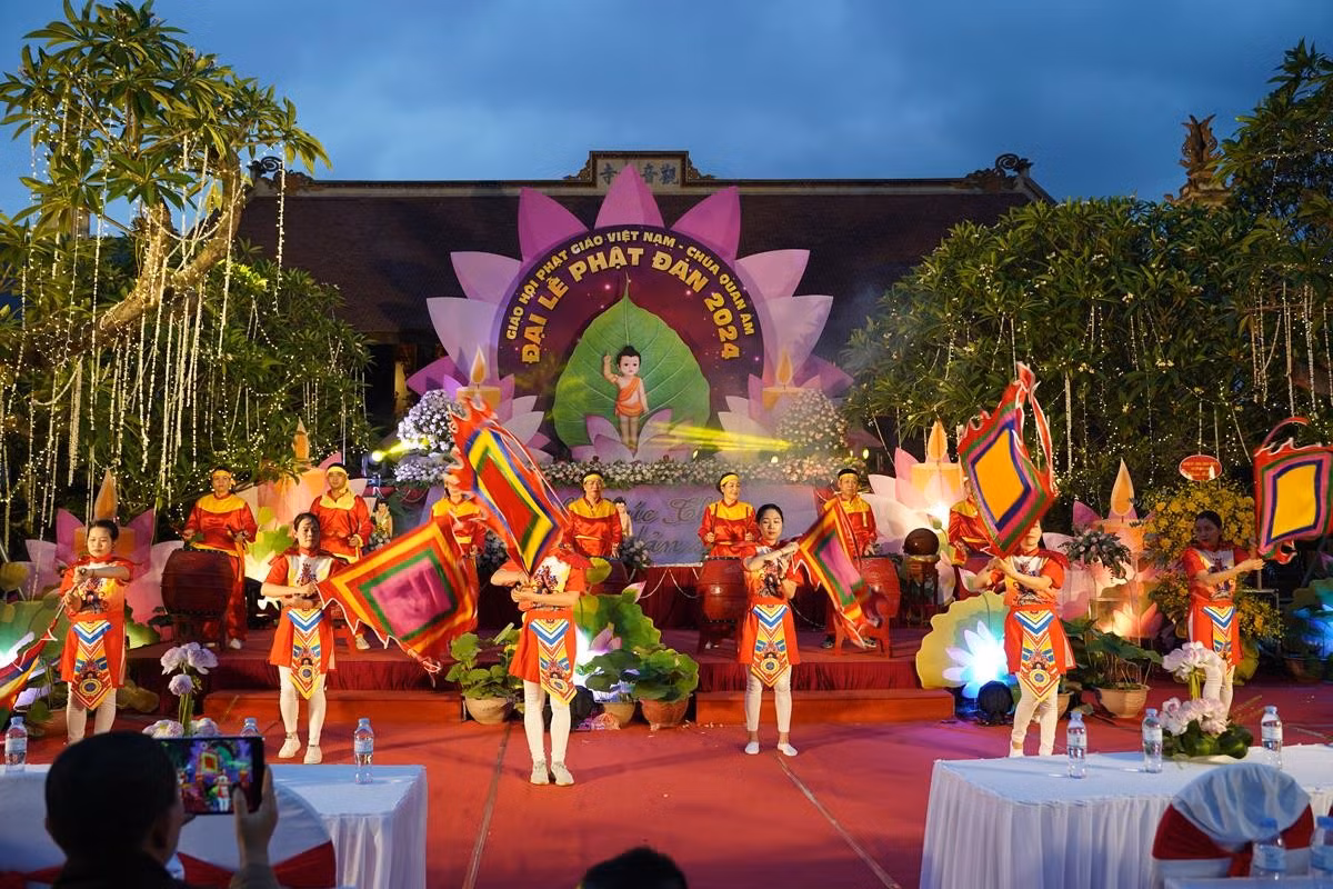 Ha Noi: Hang nghin Phat tu ve chua Quan Am tham du Dai le Phat Dan PL.2568-Hinh-11