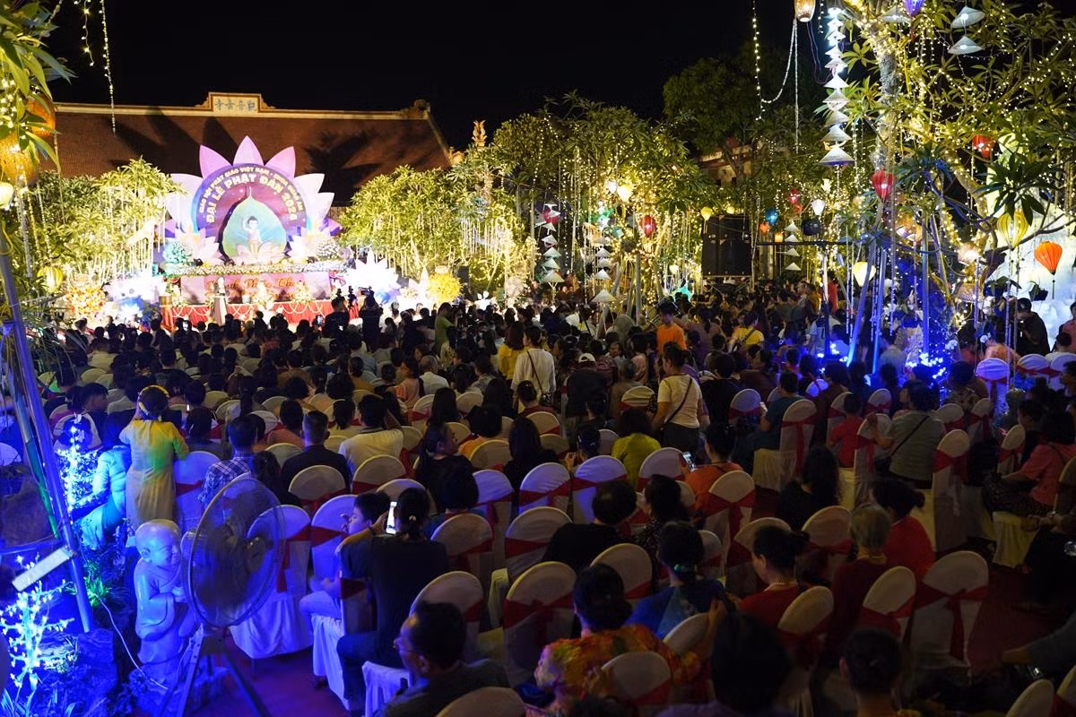 Ha Noi: Hang nghin Phat tu ve chua Quan Am tham du Dai le Phat Dan PL.2568-Hinh-47