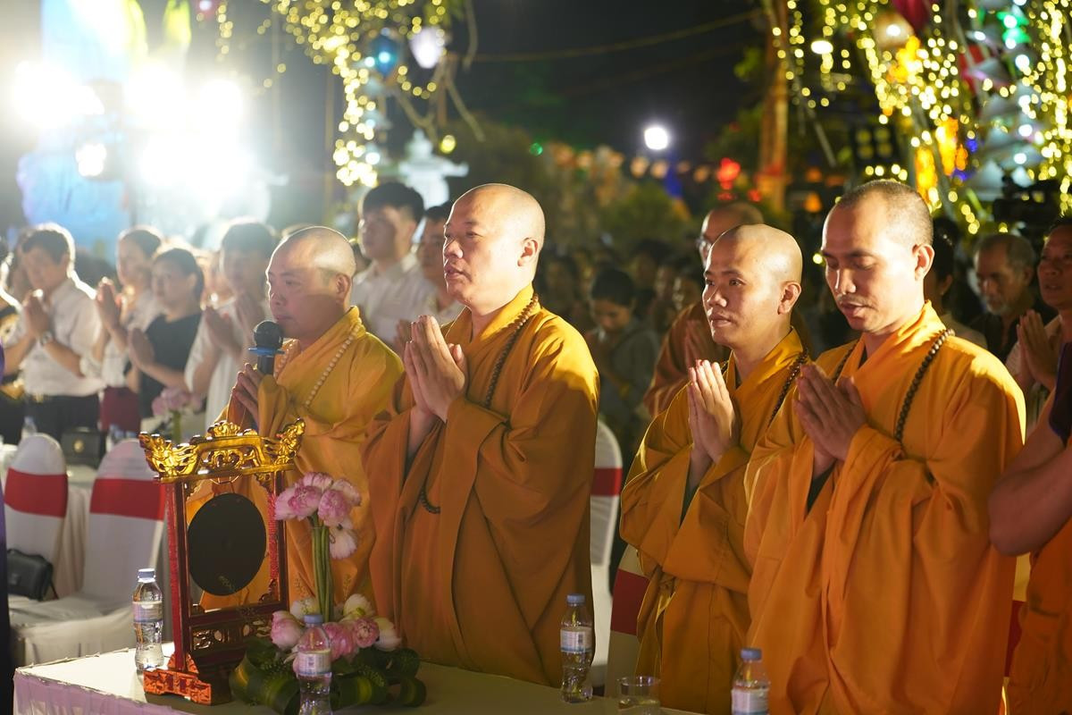 Ha Noi: Hang nghin Phat tu ve chua Quan Am tham du Dai le Phat Dan PL.2568-Hinh-7