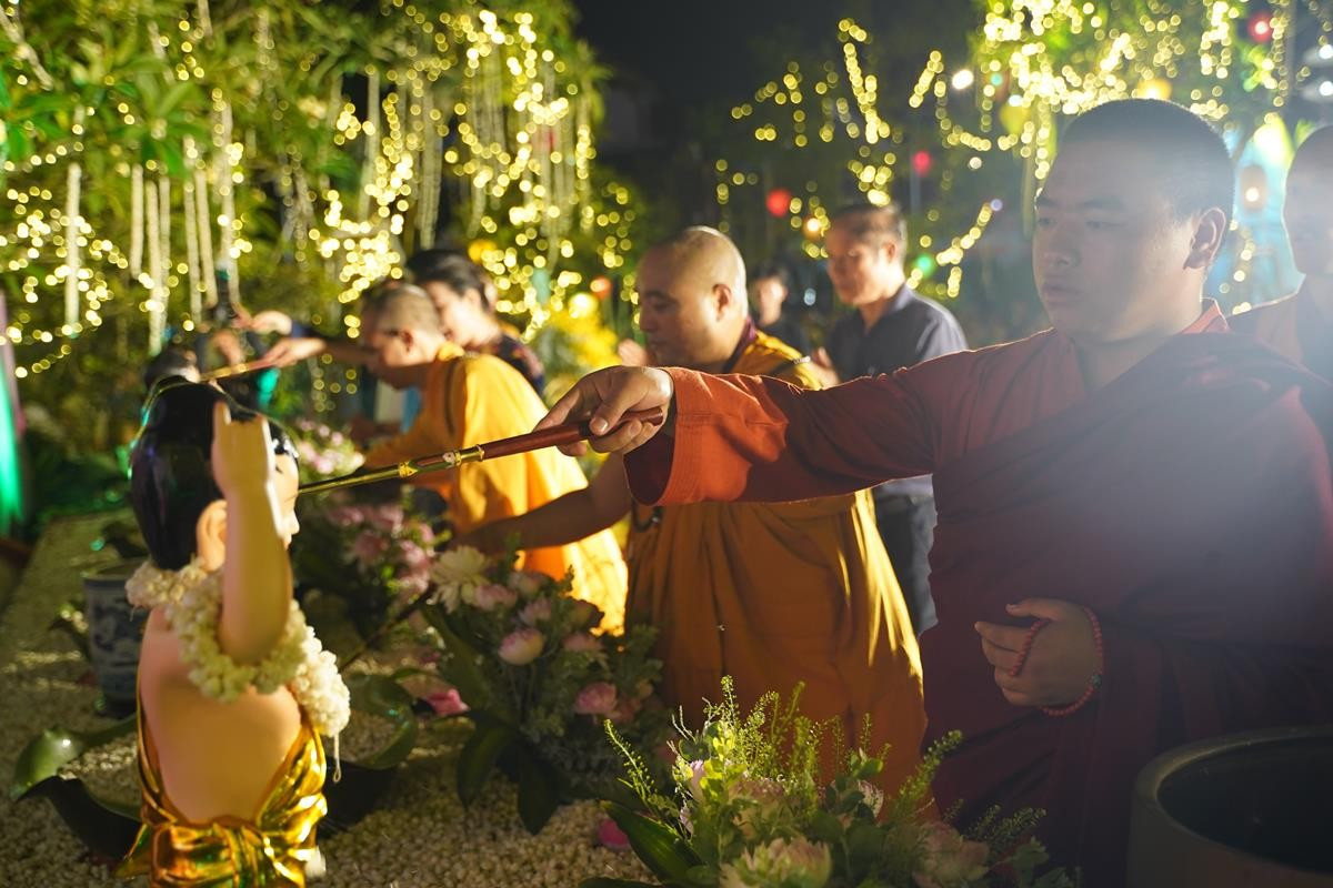 Ha Noi: Hang nghin Phat tu ve chua Quan Am tham du Dai le Phat Dan PL.2568-Hinh-75