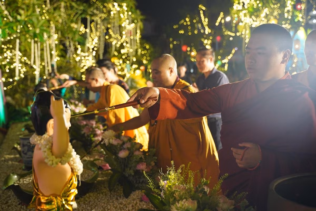 Ha Noi: Hang nghin Phat tu ve chua Quan Am tham du Dai le Phat Dan PL.2568-Hinh-75