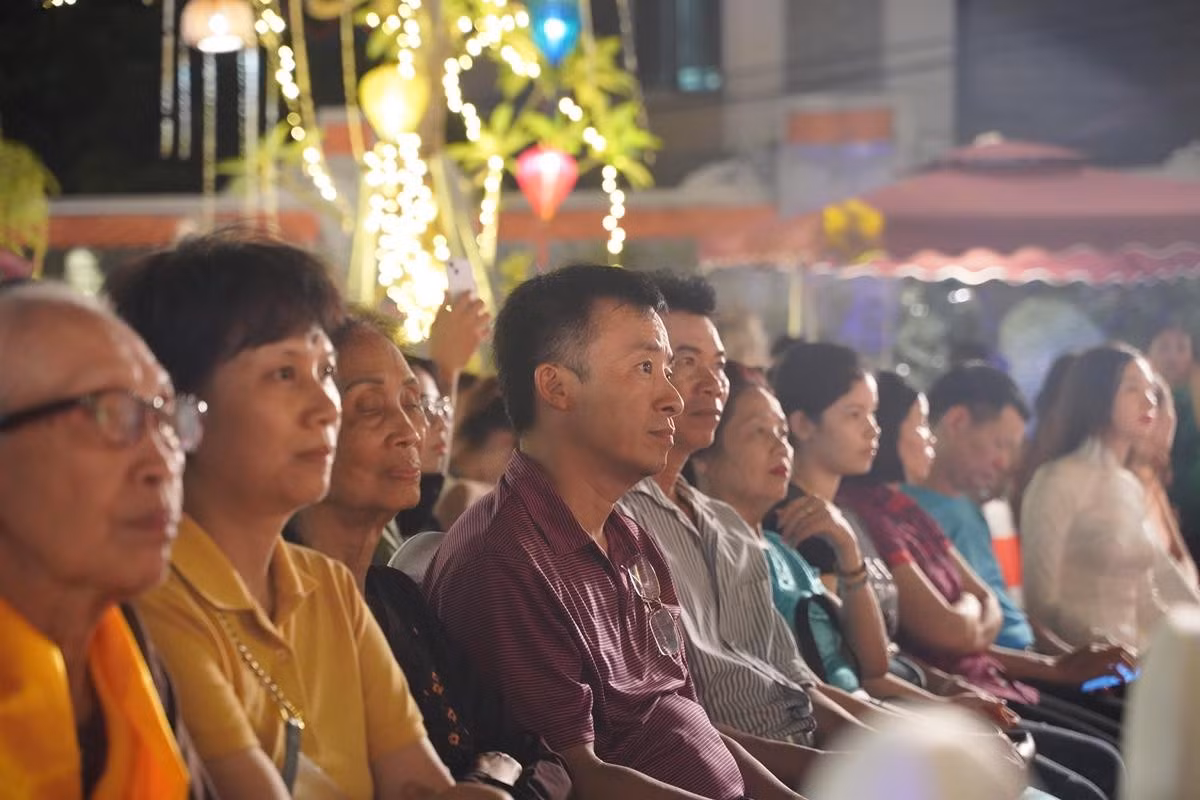 Ha Noi: Hang nghin Phat tu ve chua Quan Am tham du Dai le Phat Dan PL.2568-Hinh-41