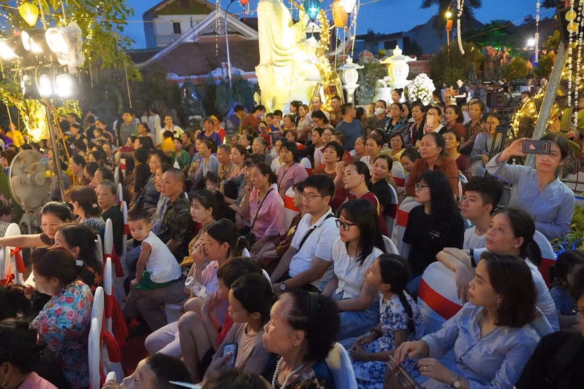 Ha Noi: Hang nghin Phat tu ve chua Quan Am tham du Dai le Phat Dan PL.2568-Hinh-23