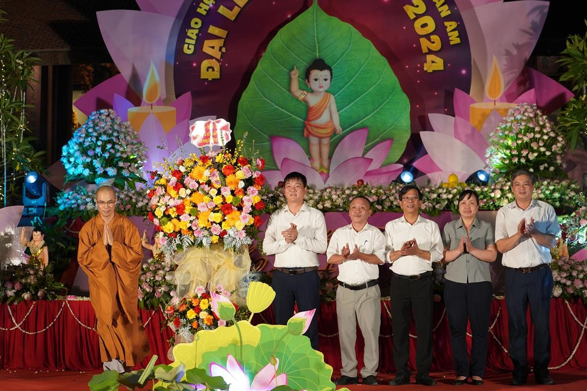 Ha Noi: Hang nghin Phat tu ve chua Quan Am tham du Dai le Phat Dan PL.2568-Hinh-62