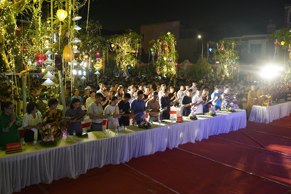 Ha Noi: Hang nghin Phat tu ve chua Quan Am tham du Dai le Phat Dan PL.2568-Hinh-74