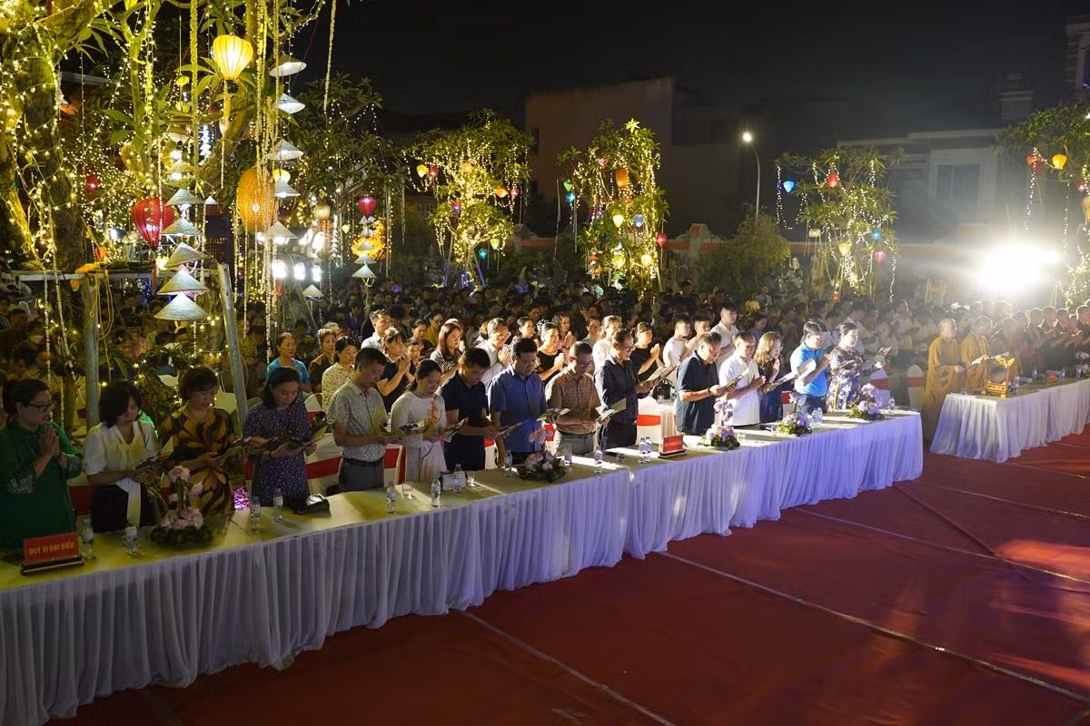 Ha Noi: Hang nghin Phat tu ve chua Quan Am tham du Dai le Phat Dan PL.2568-Hinh-74