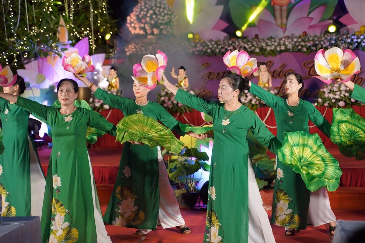 Ha Noi: Hang nghin Phat tu ve chua Quan Am tham du Dai le Phat Dan PL.2568-Hinh-33