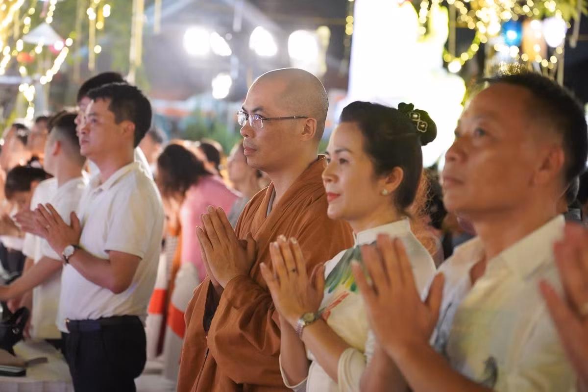 Ha Noi: Hang nghin Phat tu ve chua Quan Am tham du Dai le Phat Dan PL.2568-Hinh-58