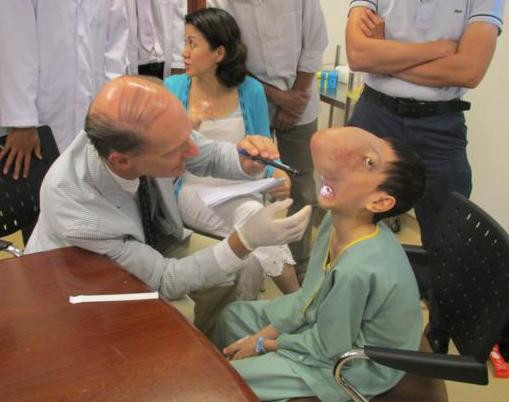 Bác sĩ quốc tế McKay McKinnon khám cho Tuấn.