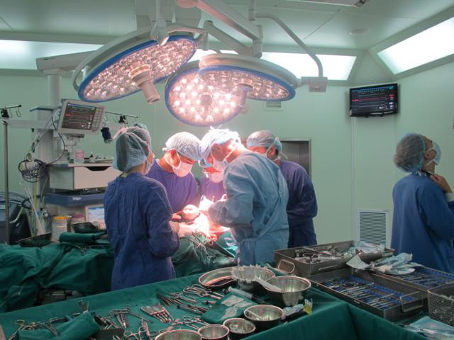 Bác sỹ McKay McKinnon và ekip mổ