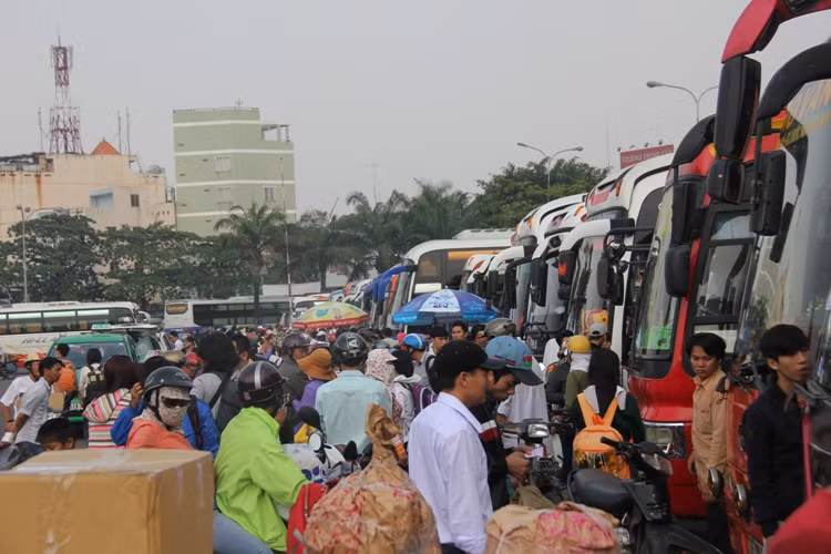 Dong nguoi do ve ben xe, roi thanh pho