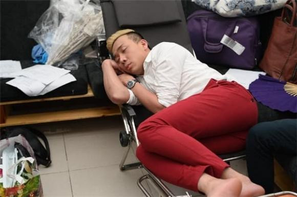 Tran Thanh bi ban be 'dim hang' luc ngu ga ngu gat khi di quay phim-Hinh-5