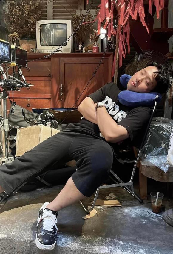 Tran Thanh bi ban be 'dim hang' luc ngu ga ngu gat khi di quay phim