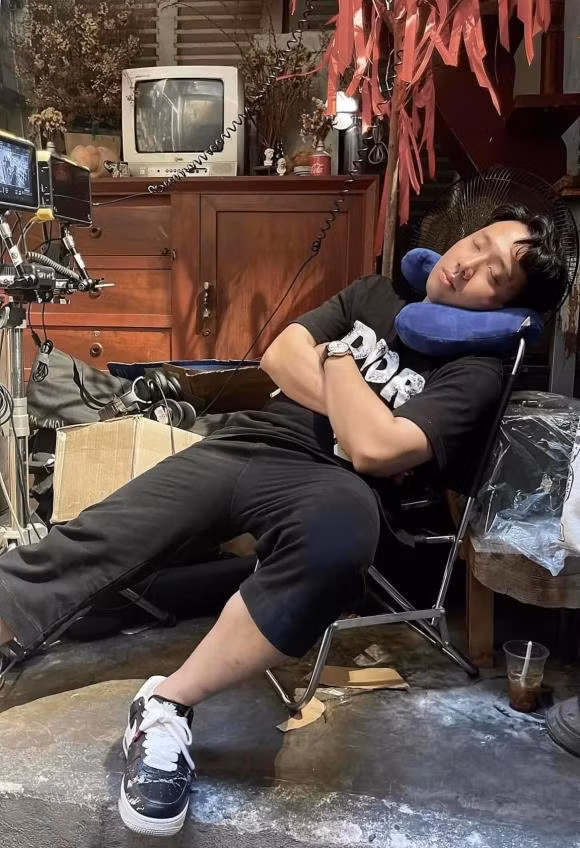 Tran Thanh bi ban be 'dim hang' luc ngu ga ngu gat khi di quay phim