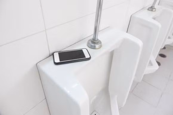 Dung bao gio de dien thoai o 8 noi nay neu ban khong muon suc khoe giam sut-Hinh-8