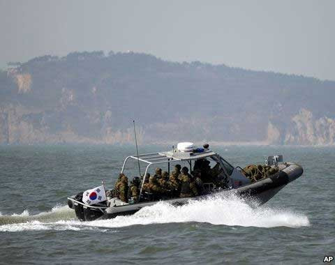 Tàu hải quân Hàn Quốc trong một cuộc tuần tra ở phía tây đảo Yeonpyeong, gần đường biên giới trên biển với Triều Tiên.