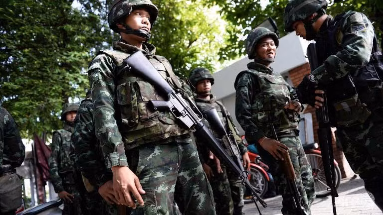 Những binh sĩ Thái Lan xuất hiện ở một con phố ở thủ đô Bangkok sau khi lệnh thiết quân luật được ban bố.