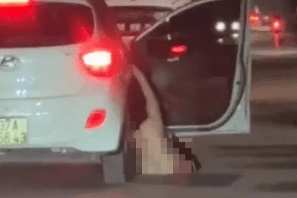 Làm rõ clip cô gái không mặc đồ rơi khỏi ô tô đang chạy Lam ro clip co gai khong mac do roi khoi o to dang chay