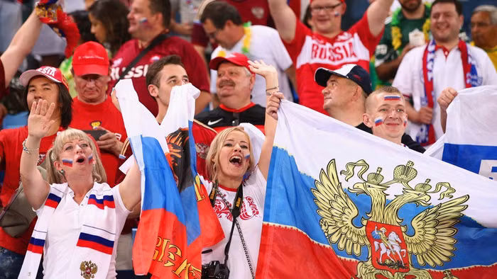 Những cô gái Nga Các cổ động viên Nga ăn mừng sau chiến thắng trước Saudi Arabia tại trận mở màn World Cup hôm 14-6 - Ảnh: TWITTER